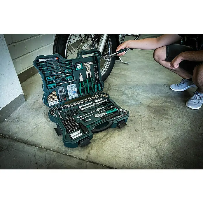 Brüder Mannesmann Werkzeugkoffer Green Line - L x B x H: 12,5 x 52 x 38 cm, 303 -tlg. - Werkzeugkasten mit einer Vielzahl von Werkzeugen, darunter Schraubenschlüssel, Schraubendreher und Zangen, ideal für Reparaturen am Motorrad.
