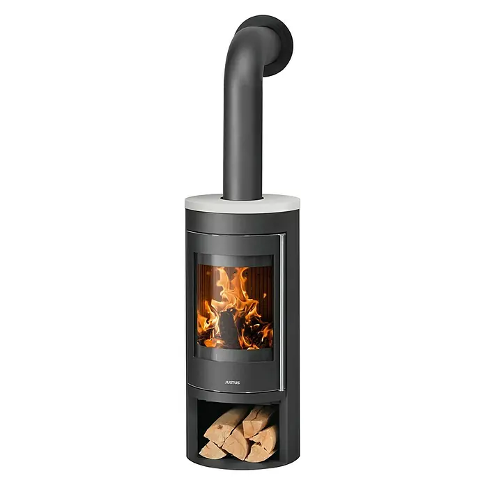 Justus Kaminofen Mino 2.0 - 5,5 kW, Raumheizvermögen: 88 m³, Farbe Verkleidung: Seidenweiß, Schwarz - Schwarzer Justus Kaminofen mit Holzfächern und Flammen. Der Ofen hat ein modernes Design und sorgt für Wärme und Atmosphäre.