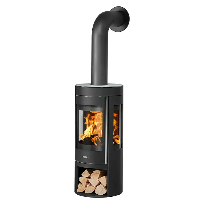 Justus Kaminofen Mino Trios 2.0 - 5,5 kW, Raumheizvermögen: 88 m³, Farbe Verkleidung: Glas, Schwarz - Das Bild zeigt einen Justus Kaminofen mit Holzscheitlagerfach und Flammenspiel hinter Glas. Der Ofen hat ein modernes, schwarzes Design.