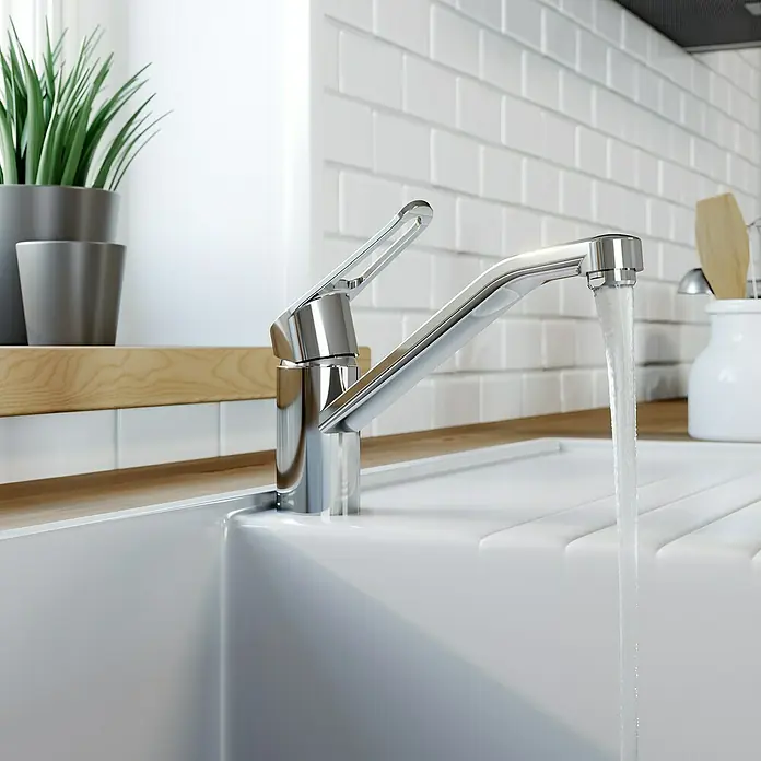 Lenz Spültischarmatur Mila - Chrom, Glänzend, Höhe: 16 cm, Messing - Küchenarmatur aus Chrom mit fließendem Wasser in einem weißen Waschbecken. Moderne Küchengestaltung mit Fokus auf die Armatur.