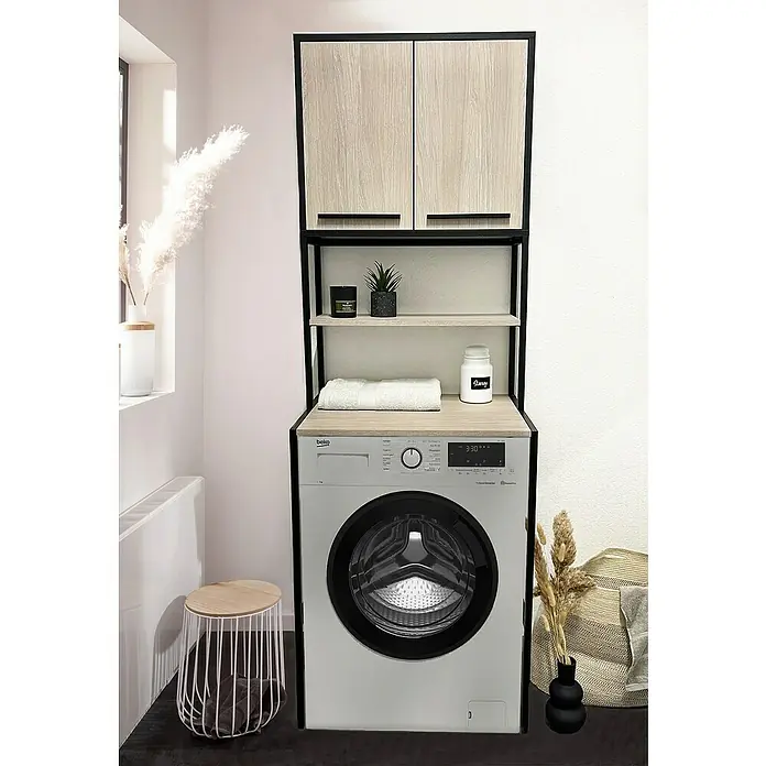 BAUHAUS Jannik Waschmaschinenregal - L x B x H: 48 x 64,6 x 87 cm, Steinesche/Schwarz - Waschmaschine mit Holzregal, umgeben von dekorativen Elementen für ein stilvolles Badezimmer. Das Möbelstück ist praktisch und ästhetisch.