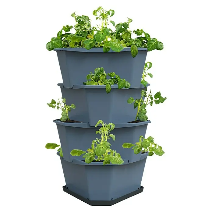 Gusta Garden Pflanzturm Paul Potato - 44 x 44 x 65 cm, Blau - Ein Pflanzenturm aus Kunststoff, der mit üppigen grünen Pflanzen gefüllt ist, ideal für den Anbau von Gemüse oder Kräutern auf kleinem Raum.