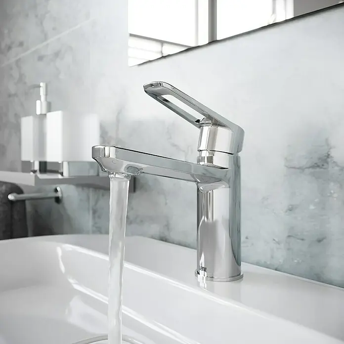 Lenz Waschtischarmatur Vega -  - Nahaufnahme einer glänzenden Armatur in einem modernen Badezimmer, Wasser läuft. Die Armatur ist elegant und aus hochwertigem Material gefertigt.