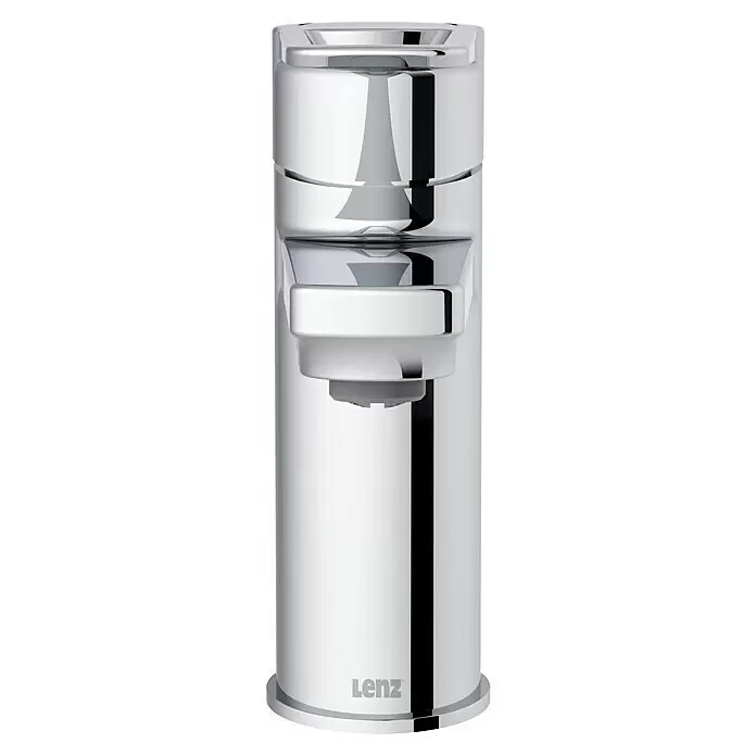 Lenz Waschtischarmatur Vega -  - Eleganter, moderner Chrom-Wasserspender mit zylindrischem Körper, polierter Oberfläche und 'Lenz'-Logo.