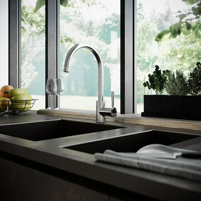 Lenz Spültischarmatur Mana - Chrom, Glänzend - Nahaufnahme einer modernen Küchenarmatur aus Chrom mit schlankem Design, die Eleganz und Funktionalität vereint.