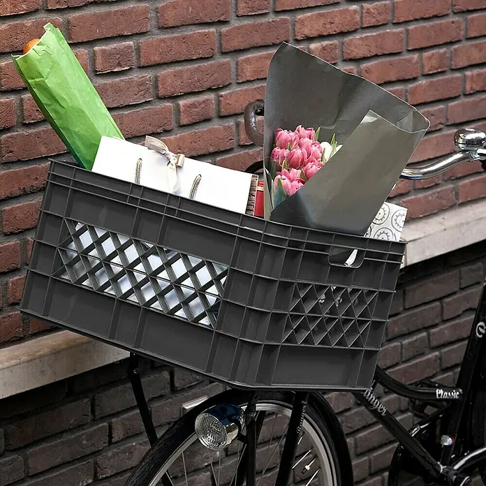 Sunware Aufbewahrungsbox Square - L x B x H: 50,6 x 40,6 x 26,1 cm, Kunststoff, Anthrazit, Offen - Ein grauer Fahrradkorb voller Blumen und Geschenke, befestigt an einem schwarzen Fahrrad vor einer Backsteinmauer. Praktisch und stilvoll!
