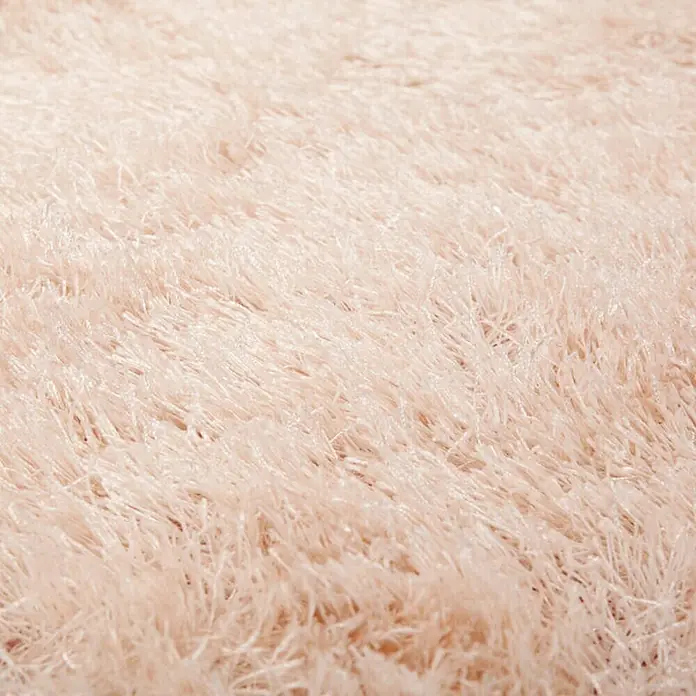 Kayoom Hochflorteppich Diamond - Puderrosa, 230 x 160 cm, 100 % Polyester - Nahaufnahme eines weichen, rosafarbenen Shaggy-Teppichs. Ideal, um jedem Raum Wärme und Komfort zu verleihen.