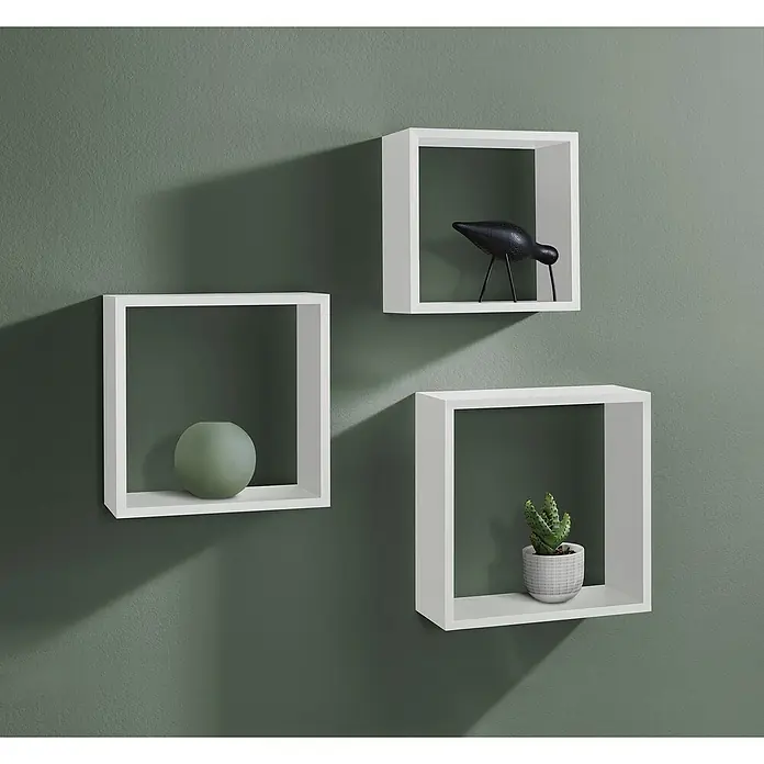 Dolle Set de estanterías Frame - Marrón - Estanterías de pared: Tres estanterías cúbicas blancas sobre una pared verde, decoradas con objetos minimalistas.
