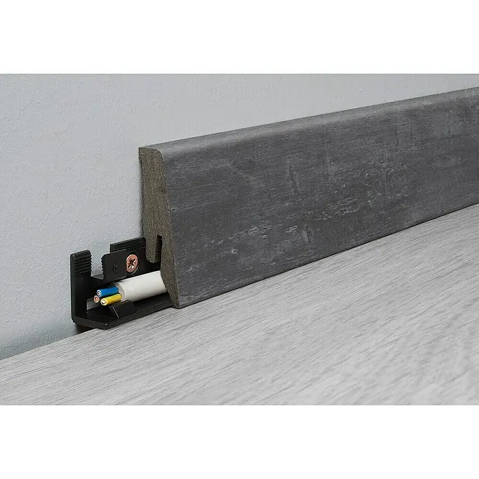 LOGOCLIC Sockelleiste Element Flex K58 C Dark Tile - 260 cm x 18 mm x 58 mm, HDF, Dark Tile - Graue Fußleiste mit integriertem Kabelführungssystem, das Kabel ordentlich verbirgt und für ein sauberes Erscheinungsbild sorgt.