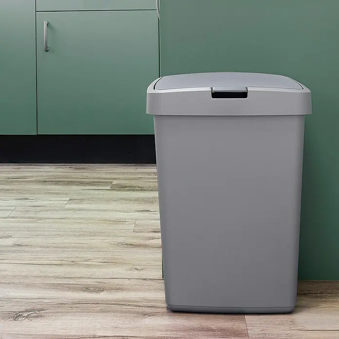 Sunware Standard Mülleimer Delta - 50 l, Grau, Kunststoff - Grauer Abfallbehälter mit Deckel vor grünen Schränken und einem Holzboden.