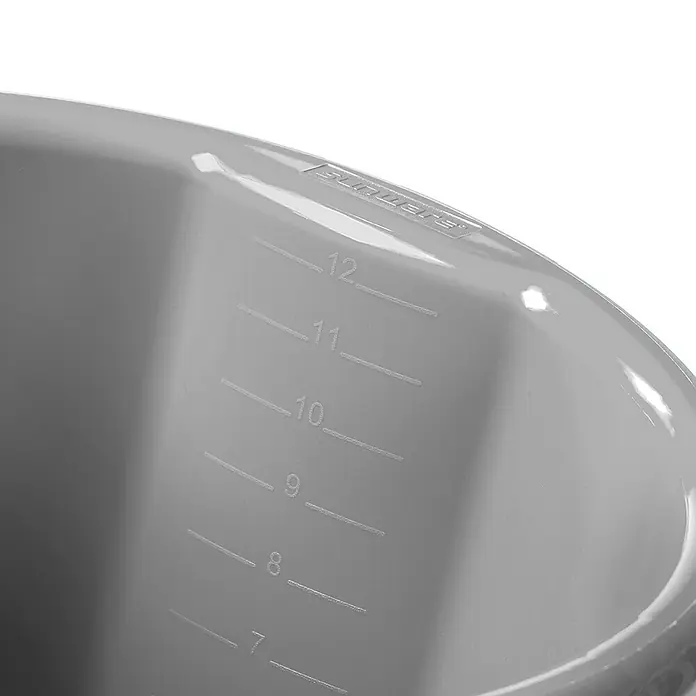Sunware Waterline Eimer - 14 l, Silber - Nahaufnahme eines grauen Eimers mit Füllstandsanzeige von 7 bis 12, ideal zum Messen von Flüssigkeiten und anderen Materialien.