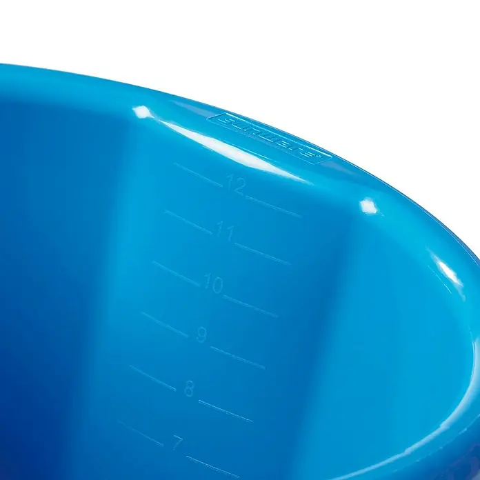 Sunware Waterline Eimer - 14 l, Blau - Nahaufnahme eines blauen SUNWARE Eimers mit Füllstandsanzeige. Das robuste Design und die praktischen Messmarkierungen machen ihn ideal für vielfältige Aufgaben.
