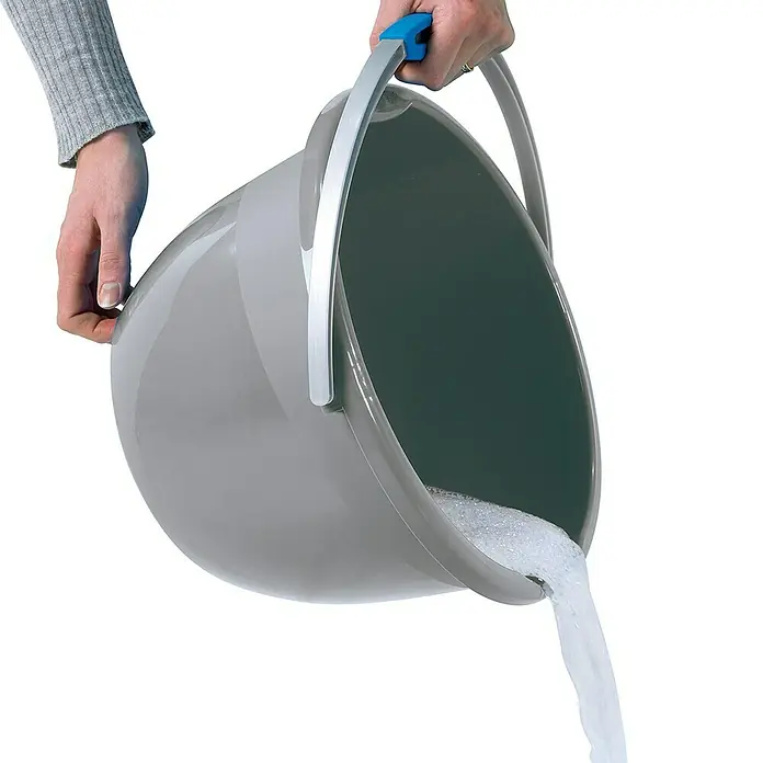 Sunware Waterline Eimer - 14 l, Silber - Grauer Eimer mit blauem Griff wird von einer Person gehalten, während Wasser und Seife ausgeschüttet werden. Ideal für Reinigungsarbeiten im Haushalt.