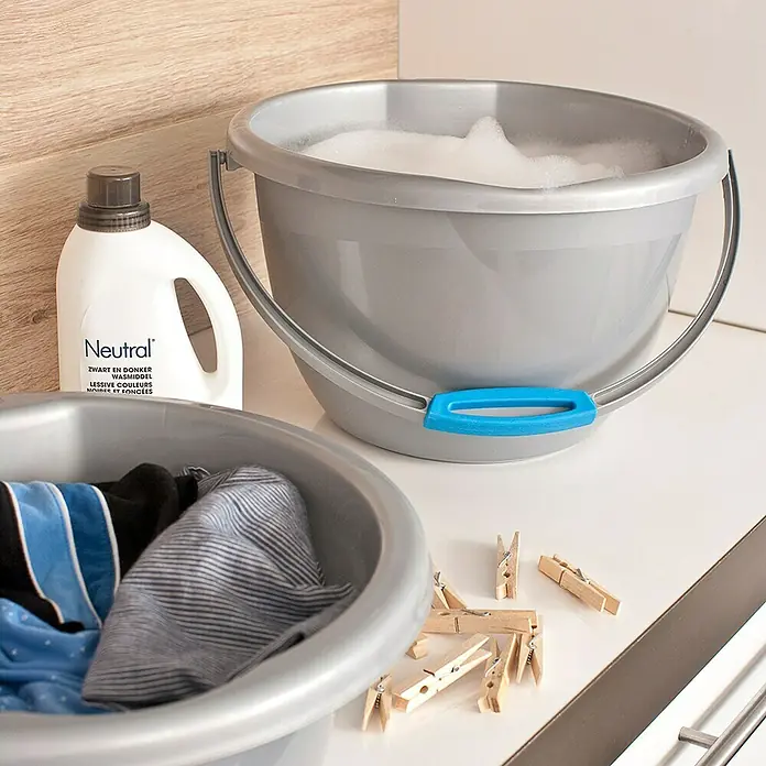 Sunware Waterline Eimer - 14 l, Silber - Wäschetag: Flüssigwaschmittel "Neutral" neben Wäschebottich mit Kleidung und Eimer mit Seifenwasser, Wäscheklammern auf der Oberfläche.