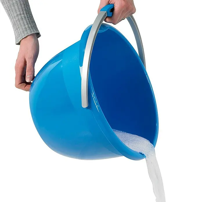 Sunware Waterline Eimer - 14 l, Blau - Hände halten einen blauen Eimer, der mit schäumendem Wasser gefüllt ist, das aus dem Eimer fließt.