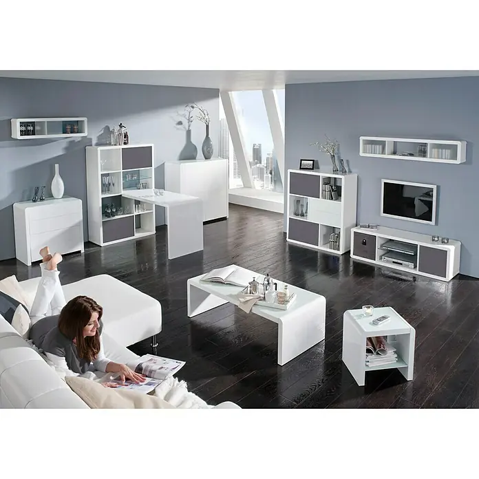 Phönix Atlanta Beistelltisch - L x B x H: 35 x 42,7 x 42,7 cm, Weiß - Elegantes Wohnzimmer-Interieur mit modernen Möbeln in Weiß und Grau. Ein stilvolles TV-Lowboard und ein Couchtisch ergänzen das Ambiente.