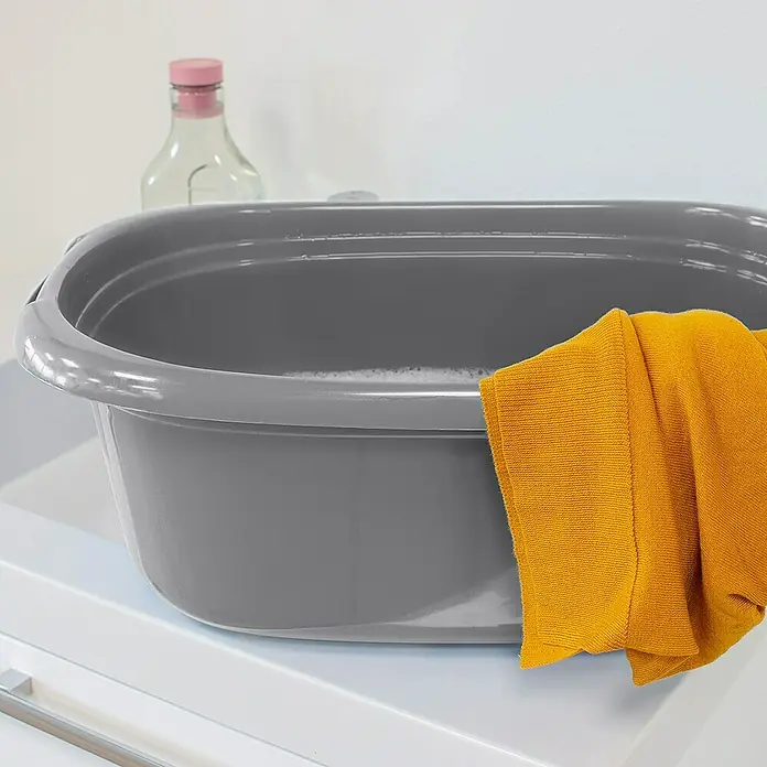 Sunware Wäschewanne Basic - L x B x H: 55 x 38 x 23 cm, Silber - Graue Waschschüssel mit gelbem Tuch und Flasche im Hintergrund, ideal für Haushalt und Reinigung.