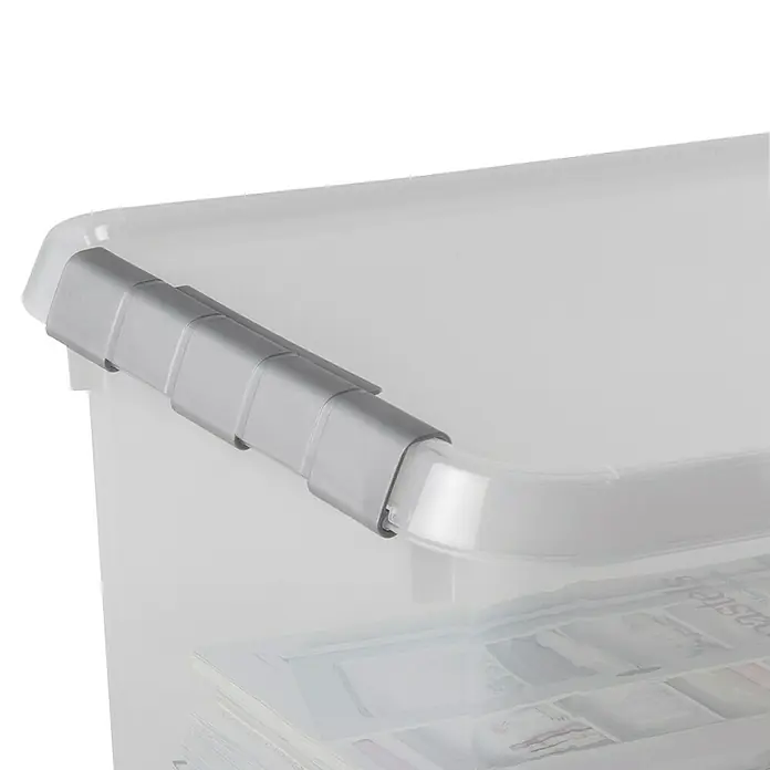 Sunware Aufbewahrungsbox-Set Comfort Line - L x B x H: 40 x 30 x 18 cm, Kunststoff, Transparent, 6 Stk. - Nahaufnahme einer transparenten Aufbewahrungsbox mit grauem Verschluss. Ideal für die Organisation von Gegenständen.