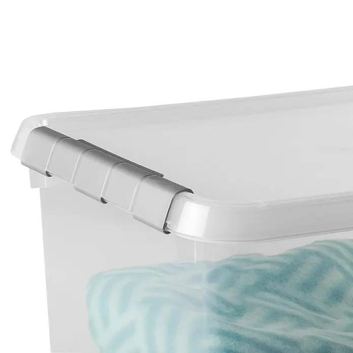 Sunware Aufbewahrungsbox-Set Comfort Line - L x B x H: 40 x 30 x 26 cm, Kunststoff, Transparent, 6 Stk. - Nahaufnahme einer durchsichtigen Plastikbox mit blauem Inhalt und silbernen Verschlüssen.