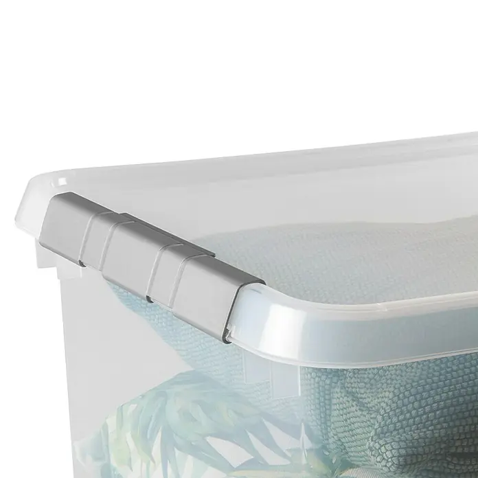 Sunware Aufbewahrungsbox-Set Comfort Line - L x B x H: 50 x 40 x 26 cm, Kunststoff, Transparent, 3 Stk. - Nahaufnahme einer transparenten Kunststoff-Aufbewahrungsbox mit grauem Verschlussclip und Inhalt, ideal für die Lagerung.