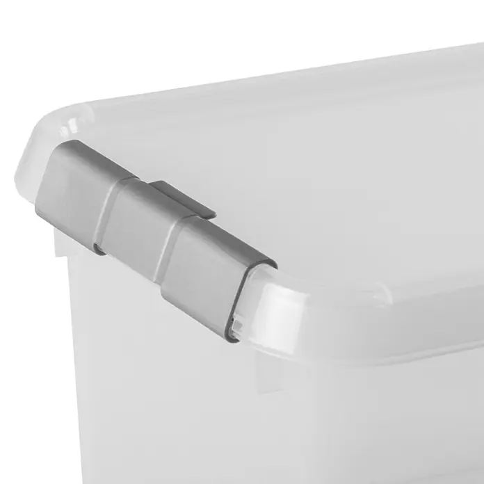 Sunware Aufbewahrungsbox-Set Comfort Line - L x B x H: 30 x 20 x 14 cm, Kunststoff, Transparent, 6 Stk. - Nahaufnahme einer durchsichtigen Aufbewahrungsbox mit einem grauen Verschlussmechanismus. Ideal für die Organisation von Gegenständen.