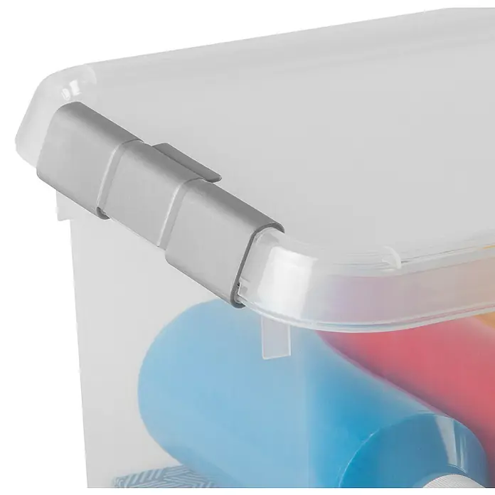 Sunware Aufbewahrungsbox-Set Comfort LineL x B x H: 30 x 20 x 14 cm, Kunststoff, Transparent, 3 Stk. - Detailaufnahme einer transparenten Aufbewahrungsbox mit grauem Verschlussclip, gefüllt mit bunten Flaschen, ideal zur Lagerung.