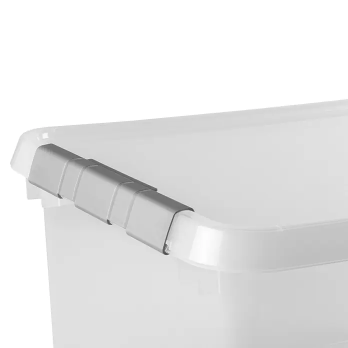 Sunware Aufbewahrungsbox-Set Comfort Line - L x B x H: 50 x 40 x 26 cm, Kunststoff, Transparent, 6 Stk. - Detailaufnahme eines transparenten Kunststoffbehälters mit einem grauen Verschlussmechanismus, der die Stabilität des Behälters betont.