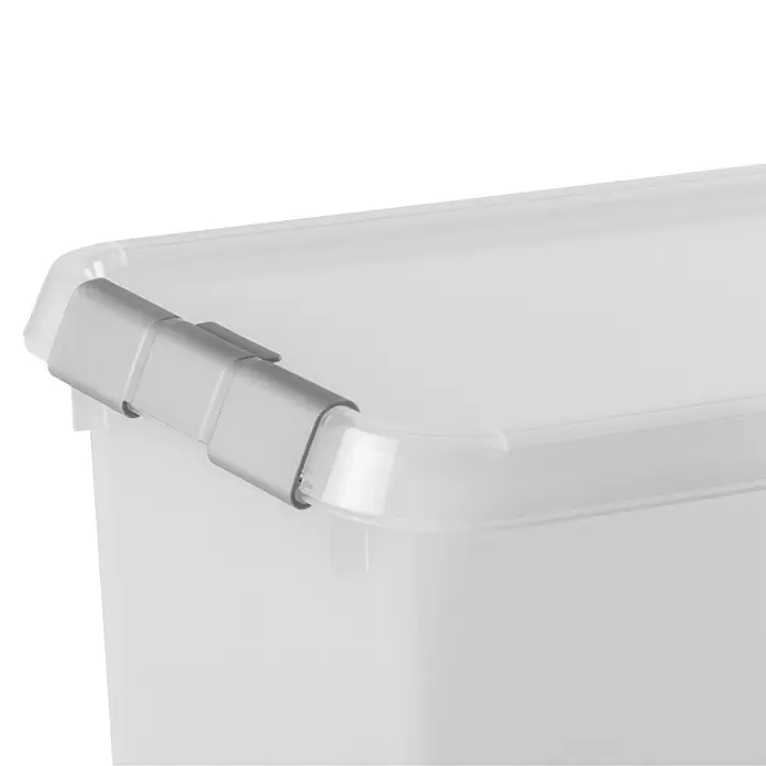 Sunware Aufbewahrungsbox-Set Comfort Line - L x B x H: 30,7 x 20 x 22,3 cm, Kunststoff, Transparent, 3 Stk. - Nahaufnahme einer transparenten Aufbewahrungsbox aus Kunststoff mit grauem Verschlussclip.