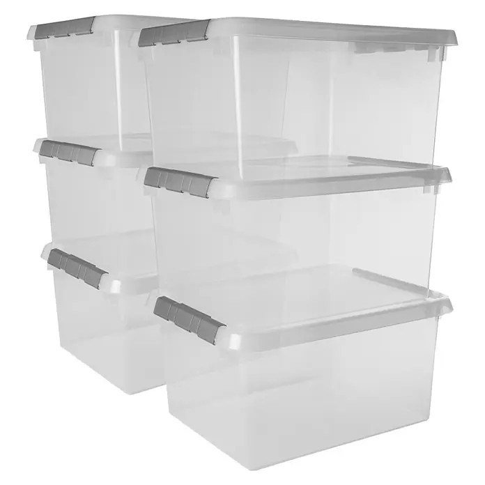 Sunware Aufbewahrungsbox-Set Comfort Line - L x B x H: 50 x 40 x 26 cm, Kunststoff, Transparent, 6 Stk. - Diese Aufnahme zeigt einen Stapel transparenter Kunststoffbehälter mit grauen Verschlüssen. Die Behälter sind leer und bereit für die Aufbewahrung.