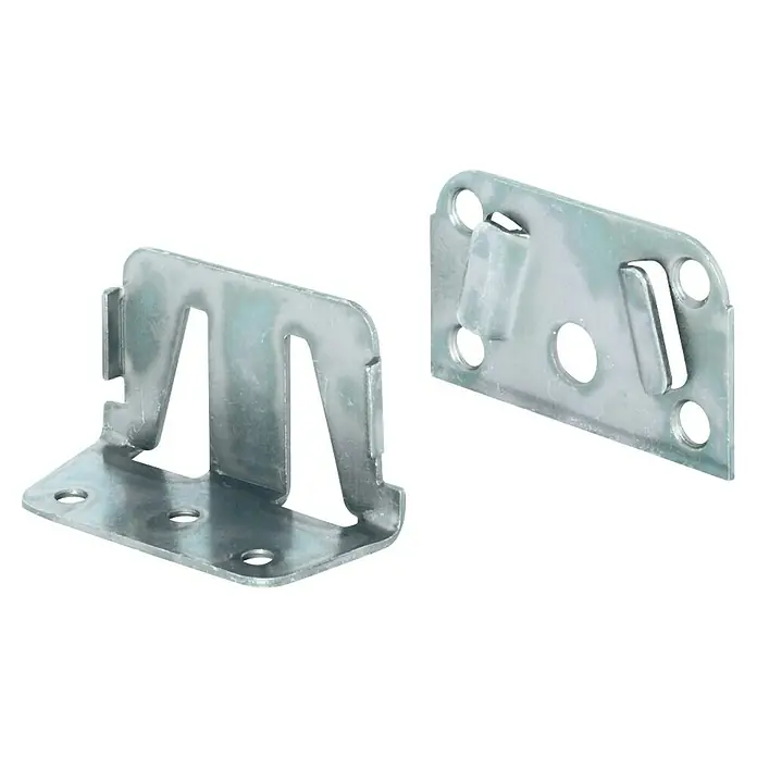 Suki Juego de elementos de unión - Largo: 70 mm - Primer plano de dos fijaciones metálicas para largueros de cama diseñadas para montar en marcos de madera. Son brillantes y parecen nuevas.