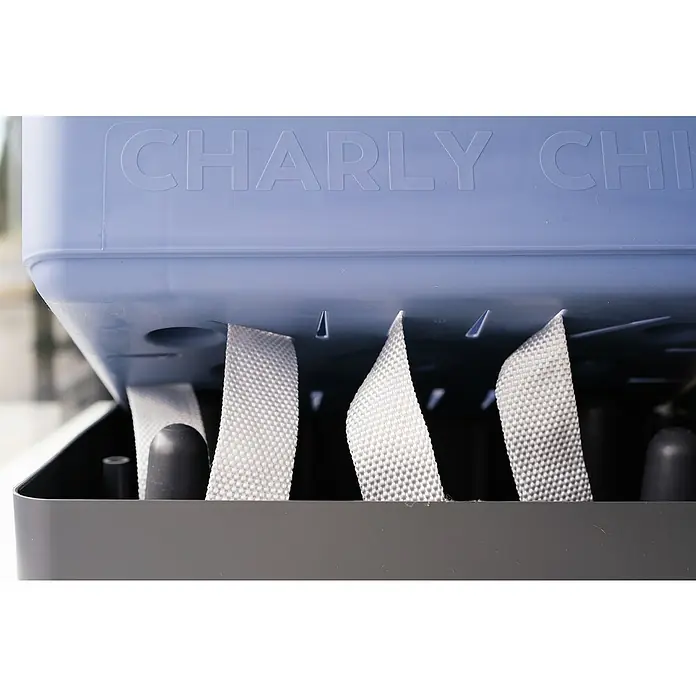 Gusta Garden Zubehör-Set Bewässerungsdochte - Passend für: Gusta Garden Pflanztopf Tom Tomato & Charly Chili - Nahaufnahme eines Charly Chinchilla-Wäschetrockners, der weiße Stoffstreifen und ein blaues Gehäuse zeigt. Ideal zum Trocknen von Kleidung.