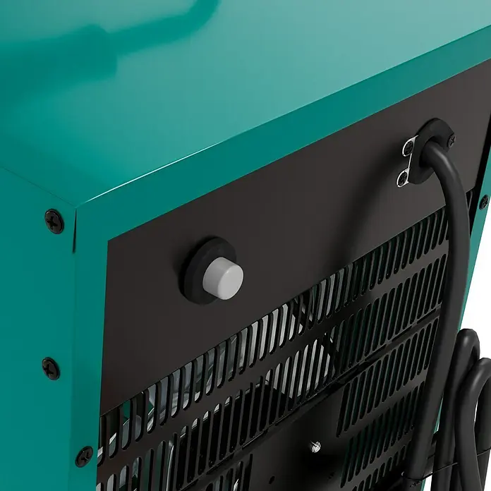 Voltomat HEATING Bauheizer - 4.500 W - 9.000 W, Nennspannung: 400 V, Grün/Schwarz, IP24 - Nahaufnahme der Rückseite eines blauen Generators mit schwarzem Gitter und einem schwarzen Kabel mit Stecker.