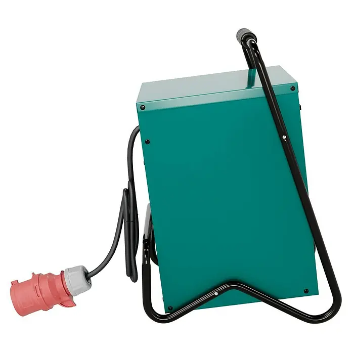 Voltomat HEATING Bauheizer - 4.500 W - 9.000 W, Nennspannung: 400 V, Grün/Schwarz, IP24 - Eine tragbare grüne Stromverteilerbox mit schwarzem Rahmen und rotem Stecker vor schwarzem Hintergrund.