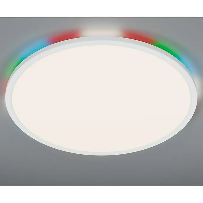 Brilliant LED-Deckenleuchte rund Tanida rund - 22 W, Ø x H: 42 x 2,6 cm, Weiß, Kaltweiß - Nahaufnahme einer runden, weissen Deckenleuchte mit farbiger Hintergrundbeleuchtung.
