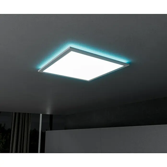 Brilliant LED-Deckenleuchte Tanida eckig - 22 W, L x B x H: 42 x 42 x 2,6 cm, Weiß, Kaltweiß - Deckenleuchte mit weißem Rahmen und blauer Hintergrundbeleuchtung, die ein helles, quadratisches Licht abgibt und eine moderne Atmosphäre schafft.