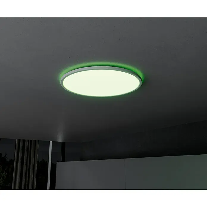 Brilliant LED-Deckenleuchte Tanida - 23 W, L x B x H: 42 x 42 x 2,6 cm, Weiß, RGBW, Rund - Ein modernes, rundes LED-Deckenpaneel mit grüner Hintergrundbeleuchtung, das eine stimmungsvolle Beleuchtung erzeugt.