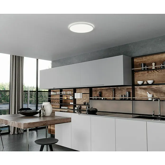 Brilliant LED-Deckenleuchte rund Tanida - 24 W, Ø x H: 42 x 2,5 cm, Weiß, Neutralweiß - Deckenleuchte in einem modernen Küchendesign. Die Leuchte ist rund und hell, passend zum Interieur mit Holzelementen und großen Fenstern.