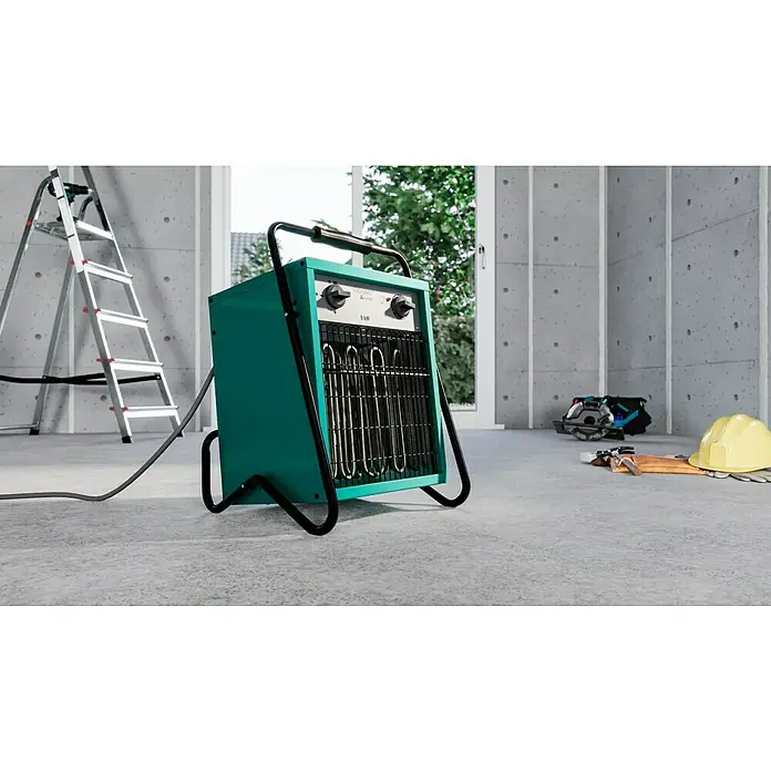 Voltomat HEATING Bauheizer - 4.500 W - 9.000 W, Nennspannung: 400 V, Grün/Schwarz, IP24 - Das Bild zeigt einen tragbaren elektrischen Heizlüfter mit 5 kW Leistung in einem Rohbau, ideal für die Baustellenheizung.