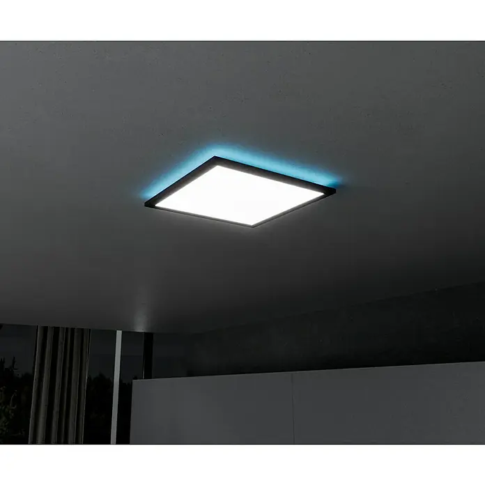Brilliant LED-Deckenleuchte Tanida - 20 W, L x B x H: 29,5 x 29,5 x 2,6 cm, Schwarz, Kaltweiß - Eine moderne LED-Deckenleuchte mit schwarzem Rahmen und blauer Akzentbeleuchtung, die ein helles, quadratisches Licht in den Raum wirft.