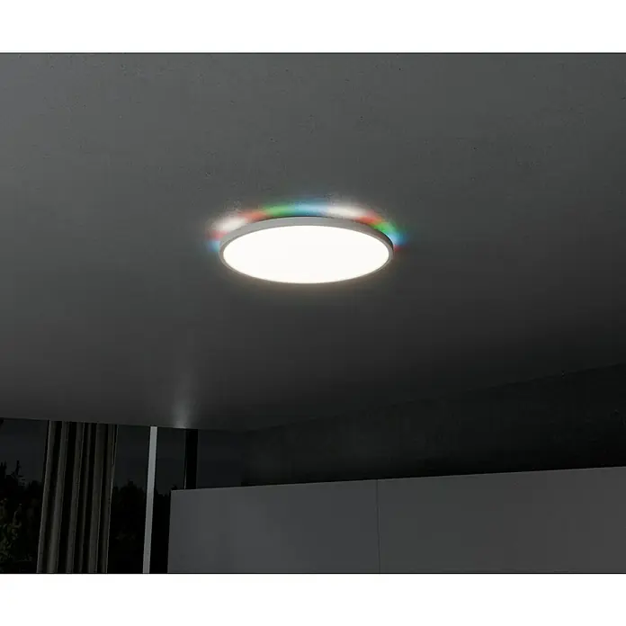 Brilliant LED-Deckenleuchte rund Tanida - 20 W, Ø x H: 29,5 x 2,5 cm, Weiß, Kaltweiß - Nahaufnahme einer modernen LED-Deckenleuchte mit RGB-Funktion, die ein stimmungsvolles Licht erzeugt.
