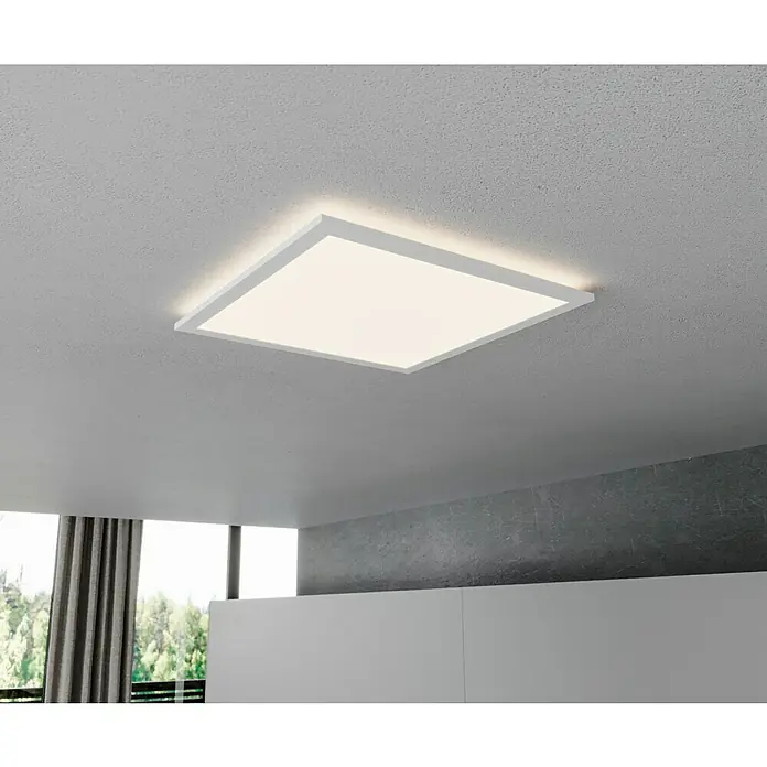 Brilliant LED-Deckenleuchte Tanida - 24 W, L x B x H: 42 x 42 x 2,6 cm, Weiß, Mehrfarbig - Nahaufnahme einer modernen, quadratischen LED-Deckenleuchte, die helles Licht in einem stilvollen Raum spendet.