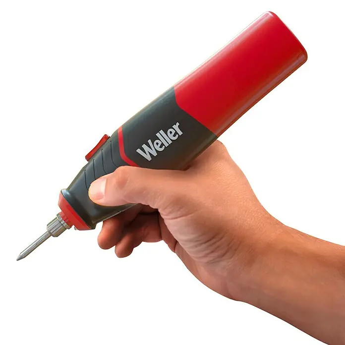 Weller Lötkolben WLIBAK8 - Arbeitstemperatur: 485 °C - Eine Hand hält einen Weller-Lötkolben mit rotem Griff vor einem schwarzen Hintergrund.
