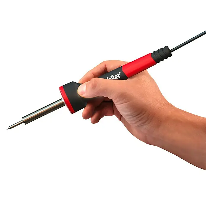 Weller Lötkolben-Set WLIRK3023C - 7 -tlg., Arbeitstemperatur: 427 °C, 30 W - Nahaufnahme eines Weller-Lötkolbens in der Hand, der für präzise Lötarbeiten verwendet wird. Das Werkzeug zeichnet sich durch Ergonomie aus.
