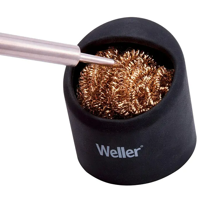 Weller Lötspitzenreiniger WLACCBSH-02mit Silikon-Ablage - Geeignet für: Lötarbeiten, 2 -tlg. - Nahaufnahme eines Weller Lötkolbenreinigers mit Messingspänen und Lötkolbenspitze, ideal für die Reinigung von Lötkolben.