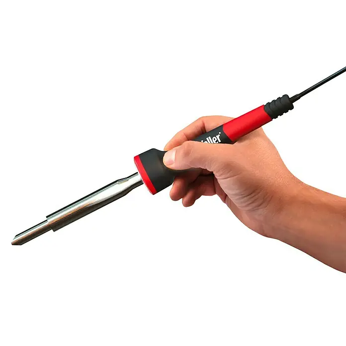 Weller Lötkolben WLIR6023C - Höchsttemperatur: 800 °C, 60 W - Nahaufnahme einer Hand, die einen Weller-Lötkolben mit rotem Griff vor schwarzem Hintergrund hält.