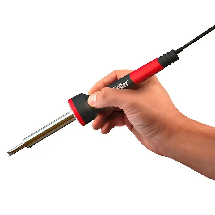 Weller Lötkolben-Set WLIRK6023C - 6 -tlg., Arbeitstemperatur: 427 °C, 60 W - Nahaufnahme einer Hand, die einen Weller-Lötkolben hält, ein unverzichtbares Werkzeug für präzise Lötarbeiten.