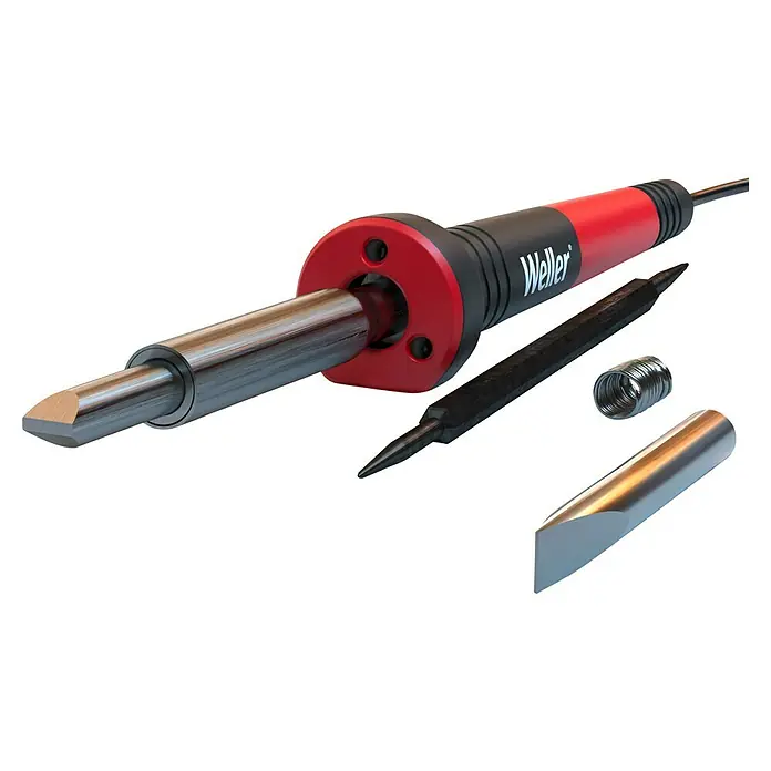 Weller Lötkolben-Set WLIRPK8023C - 6 -tlg., Arbeitstemperatur: 485 °C - Nahaufnahme eines Weller-Lötkolbens mit verschiedenen Spitzen und Zubehör auf schwarzem Hintergrund.