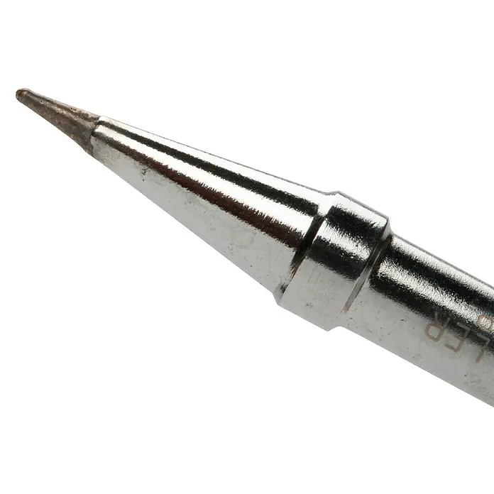 Weller Lötspitze 4ETP-1CD Rundform 0,8 mm - Passend für: Weller Lötkolben WE 1010 - Nahaufnahme einer Lötkolbenspitze, die Detailgenauigkeit und Präzision für feine Lötarbeiten hervorhebt.