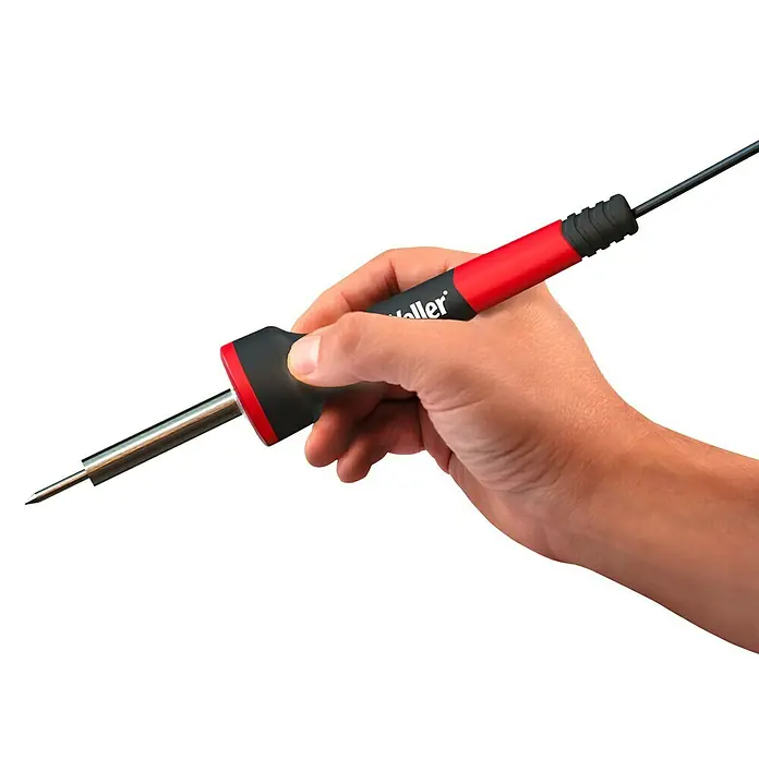 Weller Lötkolben WLIR3023C - Höchsttemperatur: 750 °C, 30 W - Nahaufnahme eines Weller-Lötkolbens in der Hand, ideal für präzise Elektronikarbeiten. Das ergonomische Design sorgt für Komfort.