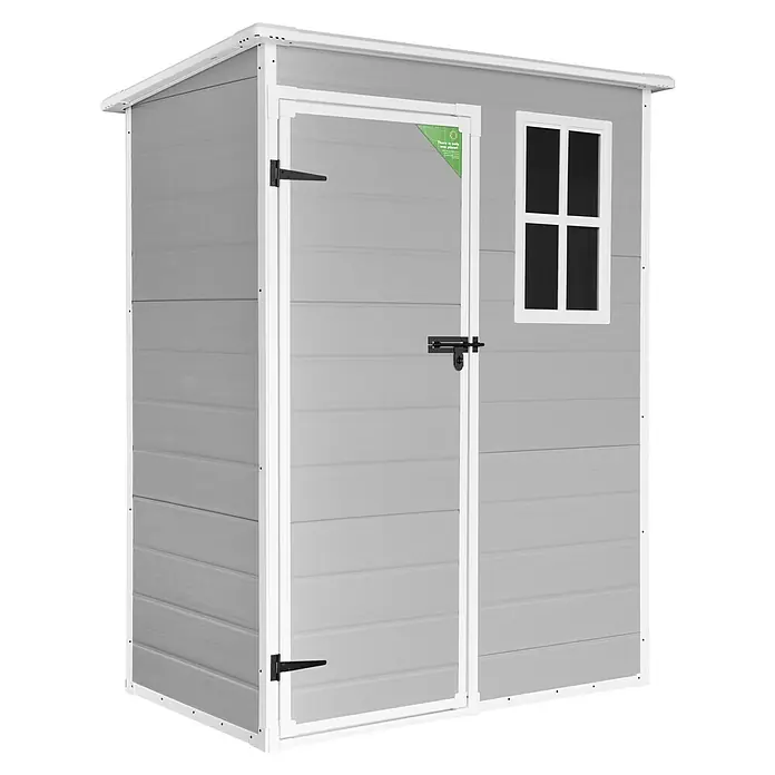 The Space Plus Caseta para jardín Flat 1.4 - Medidas ext. (An x Pr): 152 x 91 cm, Gris y Blanco, Plástico, Área: 1,36 m² - Una caseta de jardín gris con marco blanco, puerta con cerradura y una pequeña ventana. Ideal para guardar herramientas.